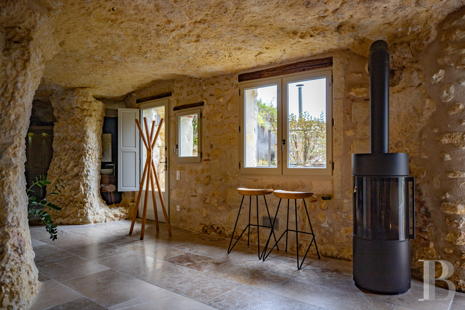 En Indre-et-Loire, sur les hauteurs d’un village, près d’Amboise, un château et son hameau en bordure de forêt - photo  n°42